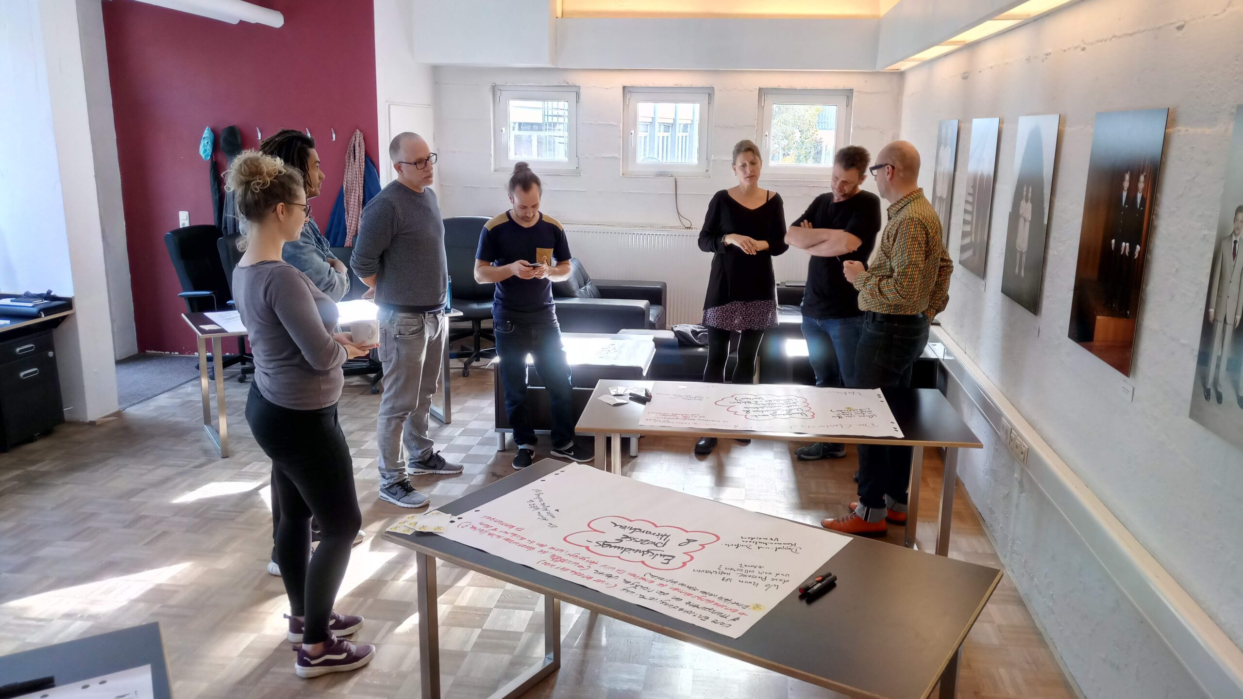 Moderierter Teamworkshop an einem Konferenztisch aus Eichenholz mit pädagogischen Fach- und Führungskräften