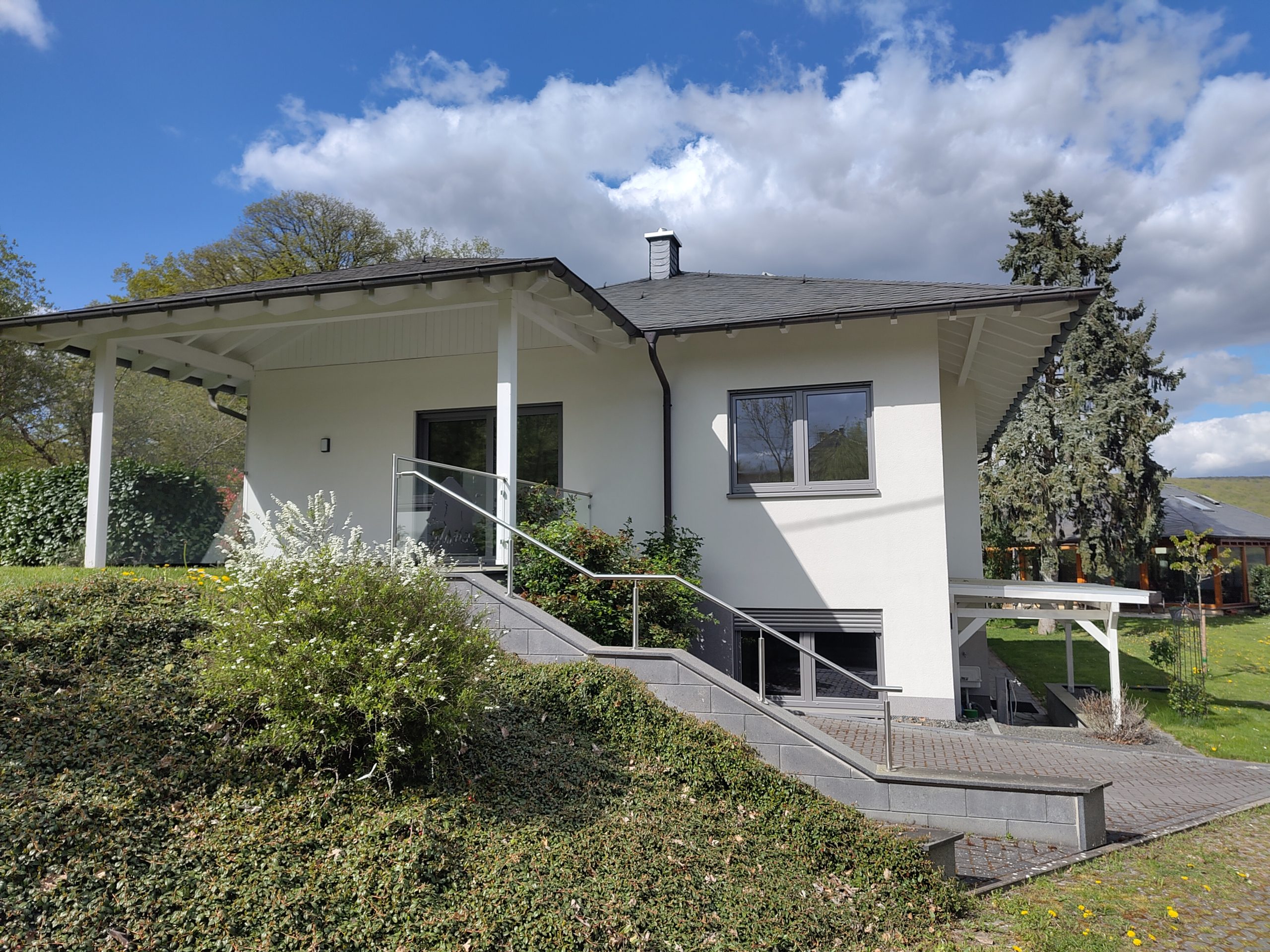 Heller Seminarraum mit Blick in den Soonwald