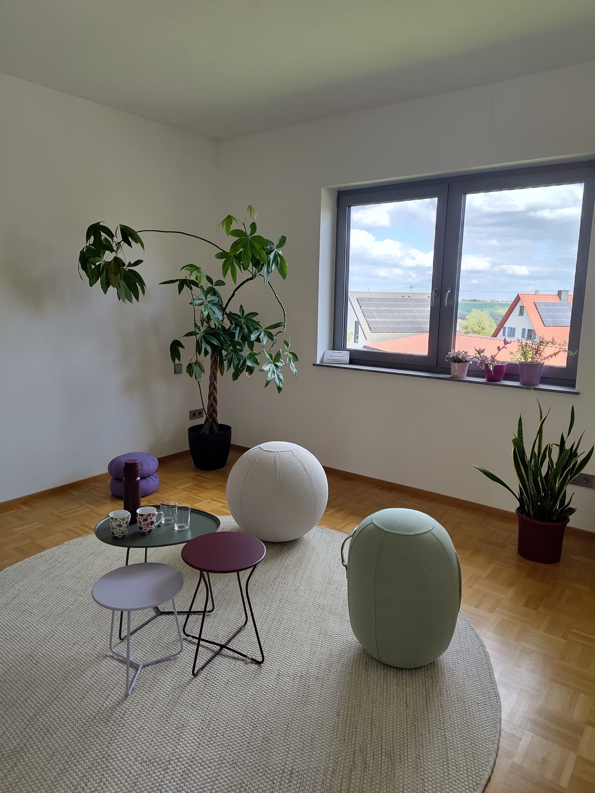 Ruhiger, lichtdurchfluteter Praxis- und Beratungsraum für Führungskräfte-Coaching mit Claudia Christ